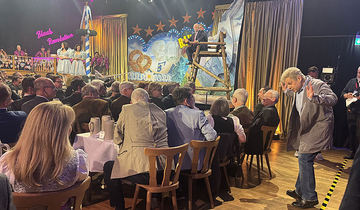 Salvatorprobe 2025: Dieter Reiter als Hausmeister, gespielt von Gerhard Wittmann (©Foto: Martin Schmitz) 